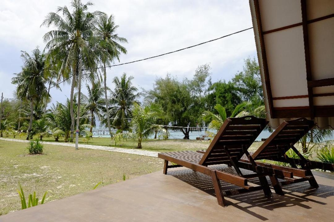 Bayu Lestari Island Resort Мерсинг Екстериор снимка