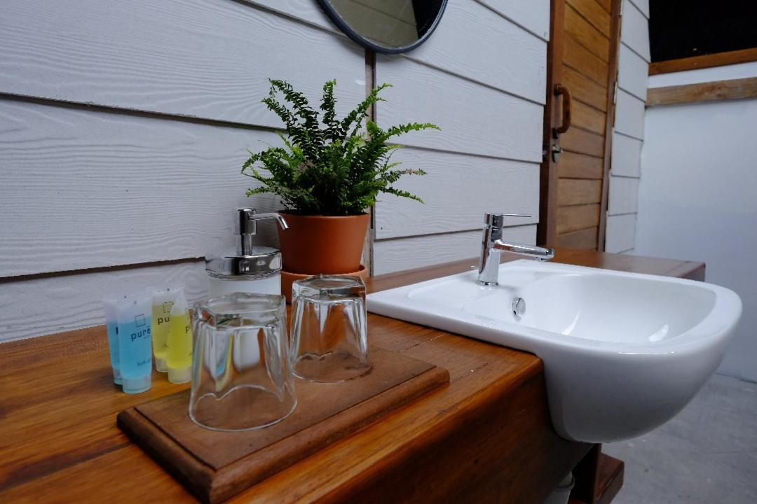Bayu Lestari Island Resort Мерсинг Екстериор снимка