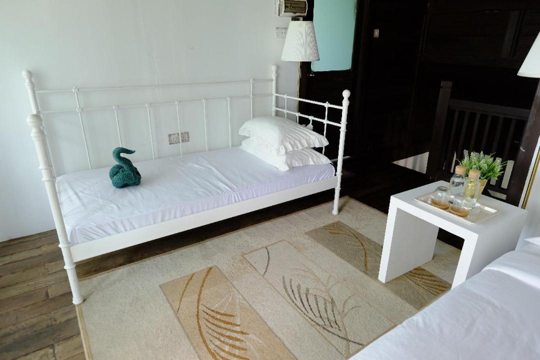 Bayu Lestari Island Resort Мерсинг Екстериор снимка