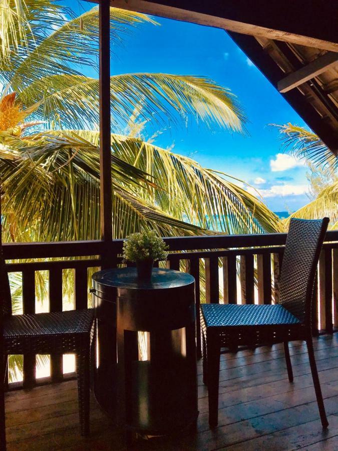 Bayu Lestari Island Resort Мерсинг Екстериор снимка