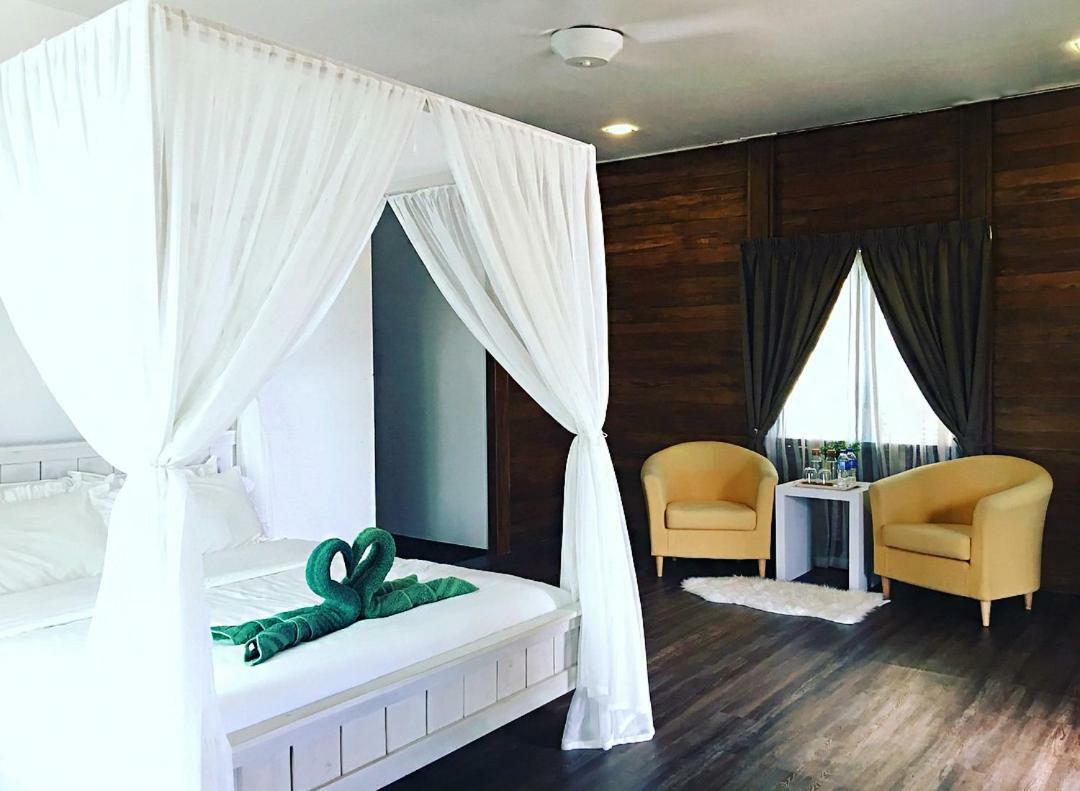 Bayu Lestari Island Resort Мерсинг Екстериор снимка