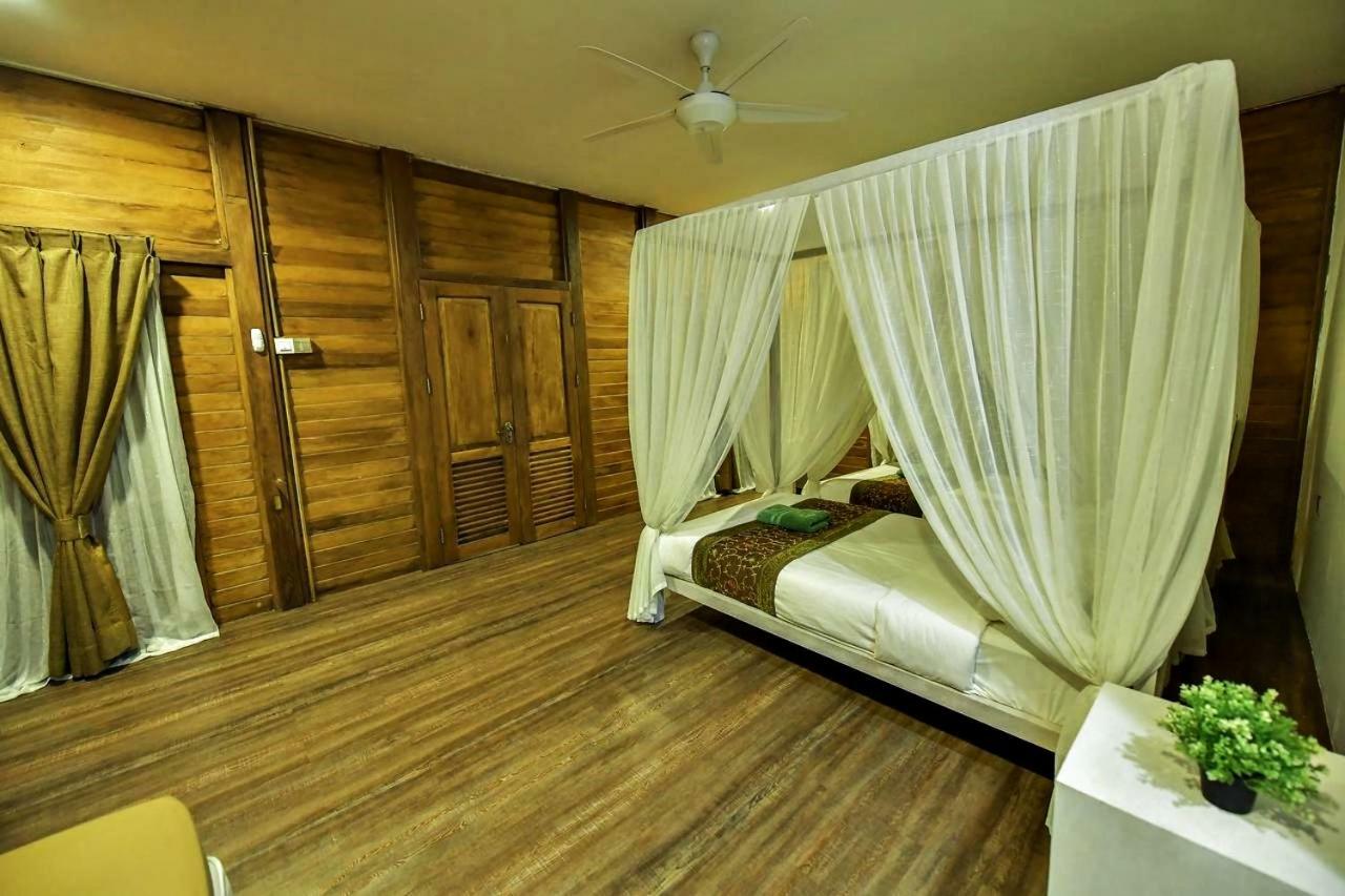 Bayu Lestari Island Resort Мерсинг Екстериор снимка
