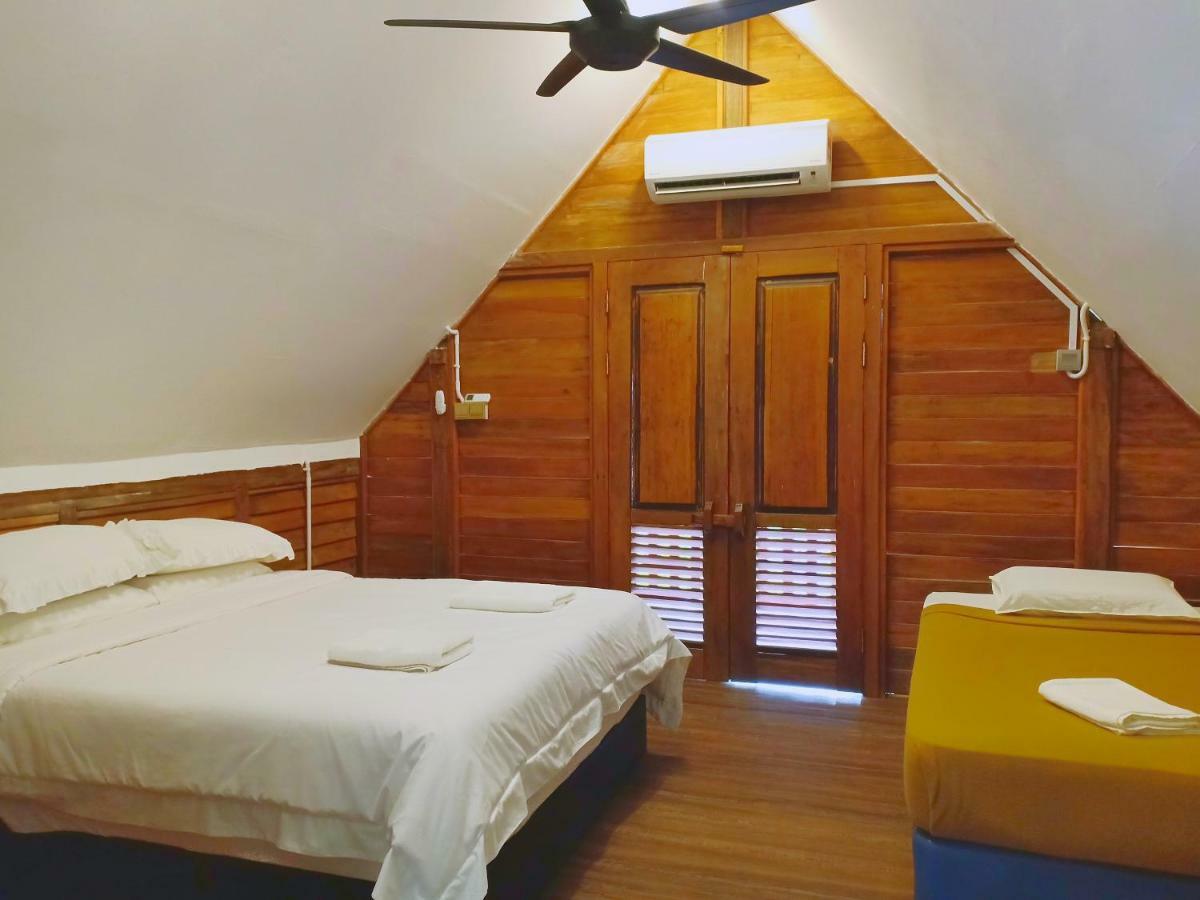 Bayu Lestari Island Resort Мерсинг Екстериор снимка