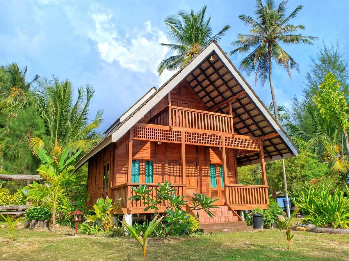 Bayu Lestari Island Resort Мерсинг Екстериор снимка